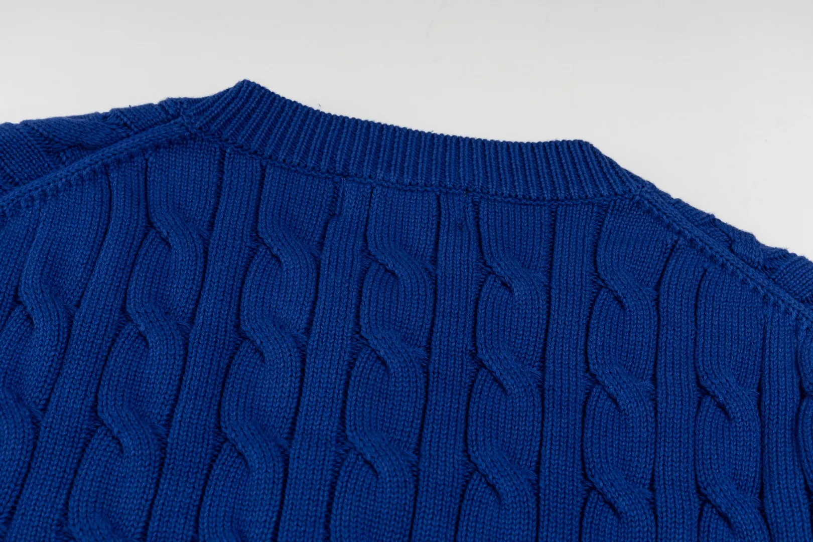 P230 #R93 RALPH LAUREN Ralph Lauren twelve colors classic small label embroidery logo seven-button knitted cable cardigan sweater for women, high-density LOGO embroidery on the chest, original customization of tag accessories. Made of pure cotton yarn, pure cotton is skin-friendly and comfortable, small label war horse embroidered twist button cardigan sweater 🐎 high quality, follow the blogger to learn how to wear it! Let’s buy a Ralph Lauren cable sweater. It’s a super hard-to-find series after it became popular. It’s hard to find one on the official website. It’s simple and practical to wear, with a lazy and loose feel. The thickened fabric has more texture, feels soft and delicate, and has a loose fit. Whether worn alone or layered, you can wear different styles of fashion with just one piece!   Size: